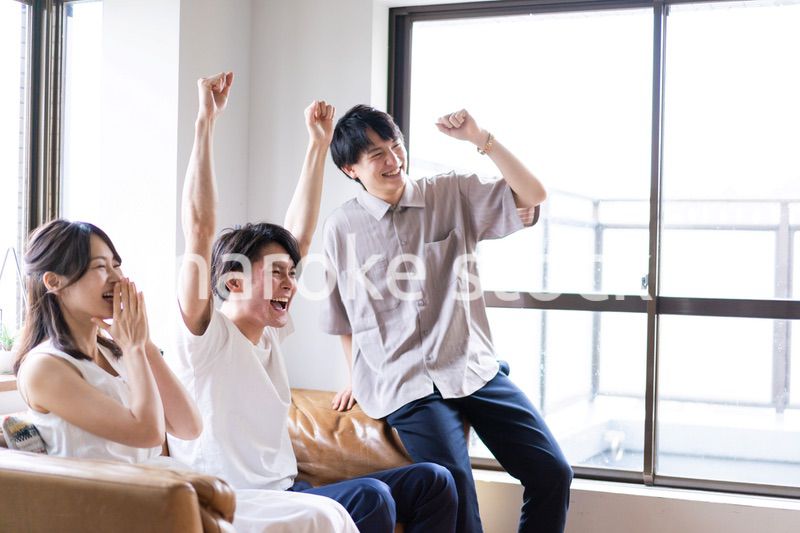 スポーツ観戦で盛り上がる若い男女