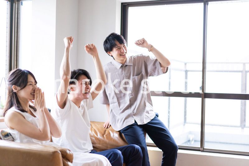 スポーツ観戦で盛り上がる若い男女