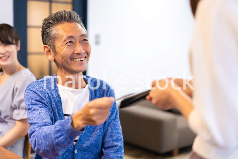 飲食店で電子マネー決済をする男性