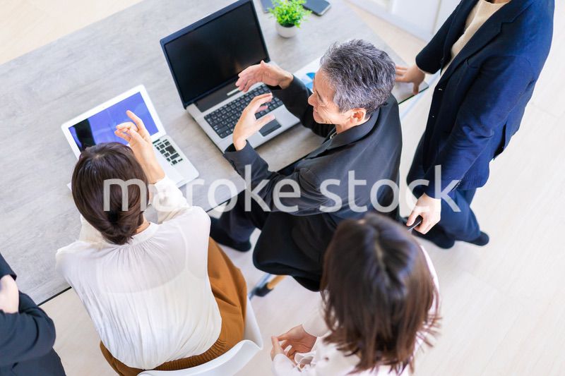 オフィスで働くビジネスパーソン