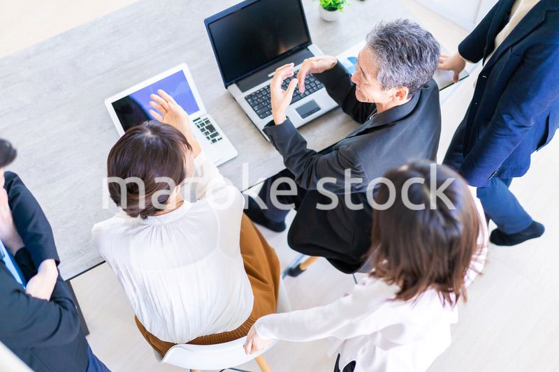 笑顔でディスカッションをするビジネスパーソン