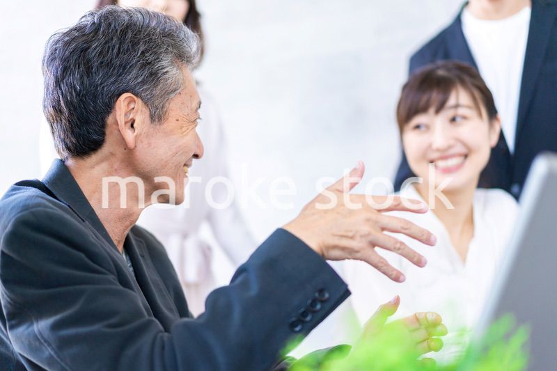 笑顔でディスカッションをするビジネスパーソン