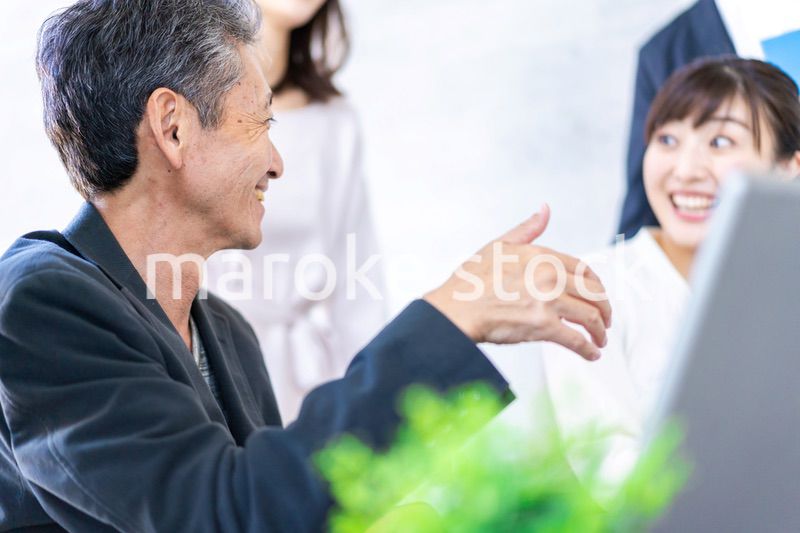 笑顔でディスカッションをするビジネスパーソン