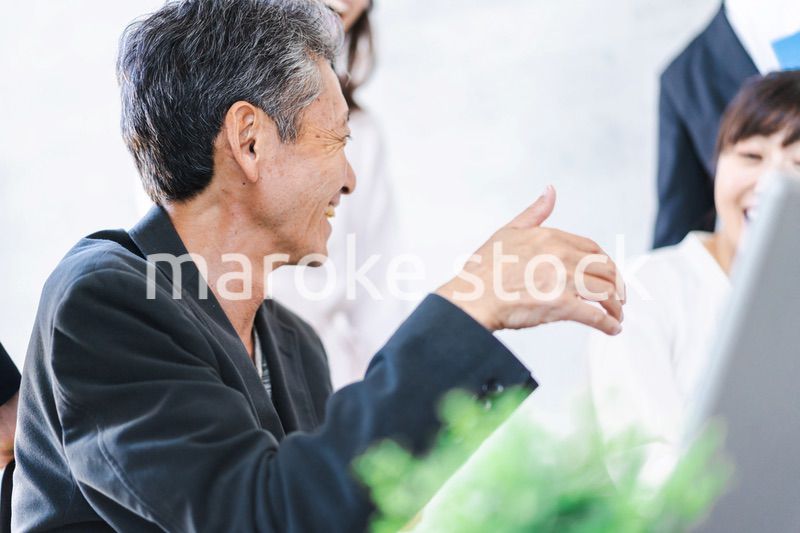 笑顔でディスカッションをするビジネスパーソン