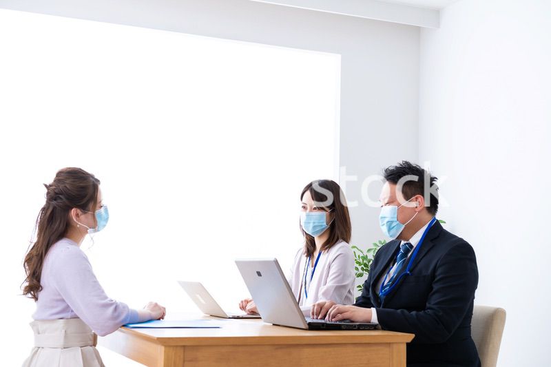 マスクをして商談をする営業マン