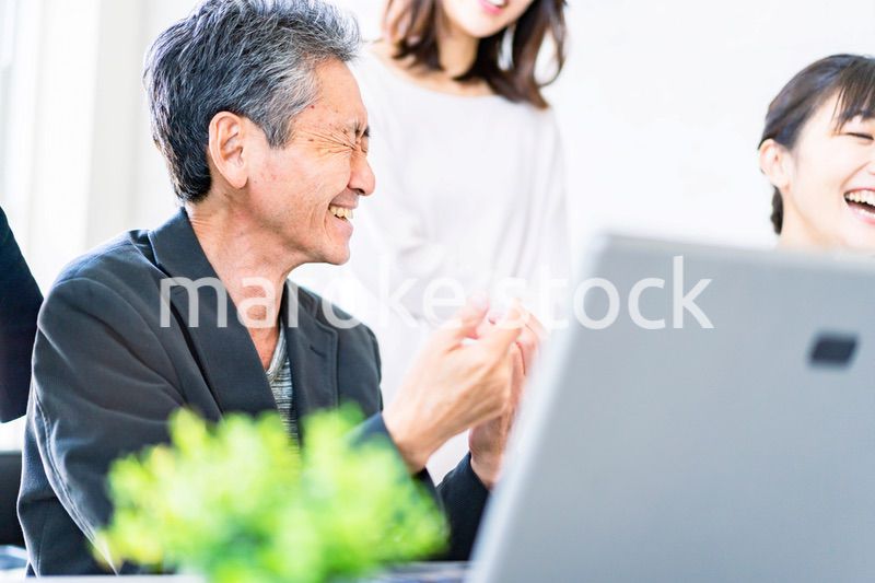 笑顔でディスカッションをするビジネスパーソン