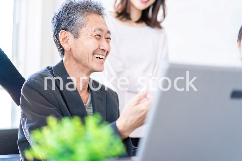 笑顔でディスカッションをするビジネスパーソン