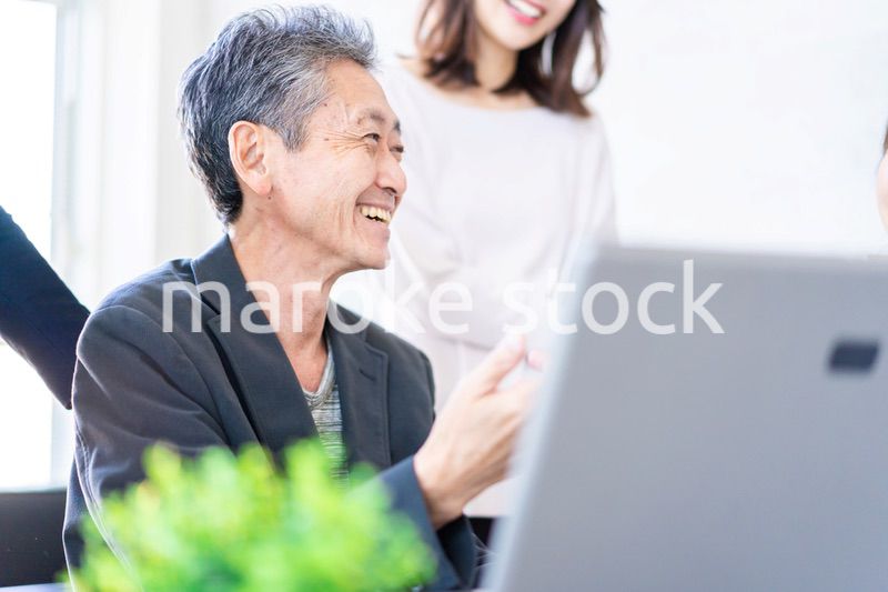 笑顔でディスカッションをするビジネスパーソン