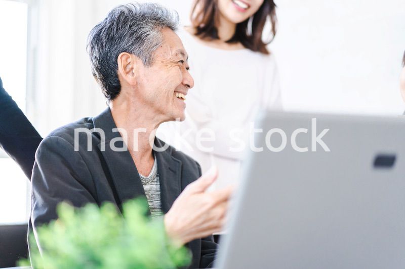 笑顔でディスカッションをするビジネスパーソン