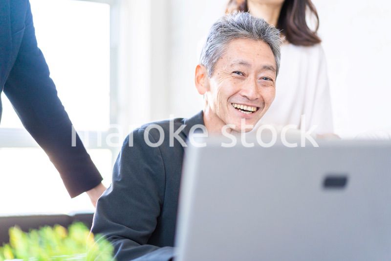 笑顔でディスカッションをするビジネスパーソン