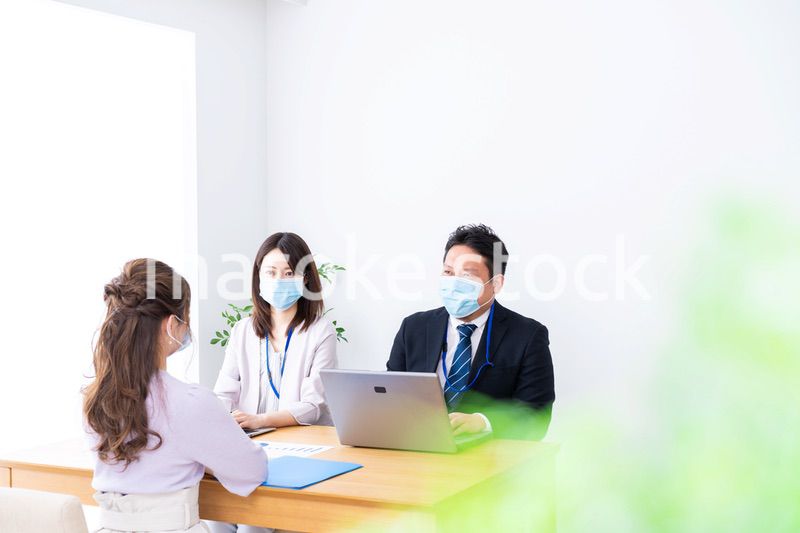 マスクをして商談をする営業マン