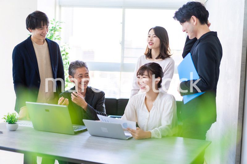 笑顔でディスカッションをするビジネスパーソン