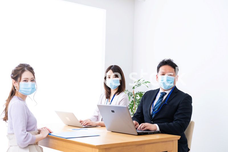 マスクをして商談をする営業マン