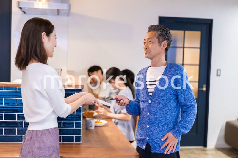 飲食店で電子マネー決済をする男性