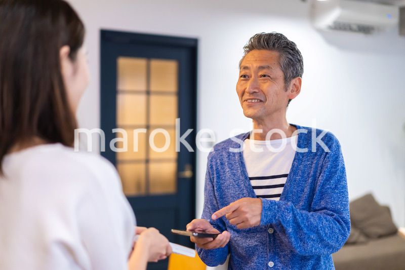 飲食店で電子マネー決済をする男性