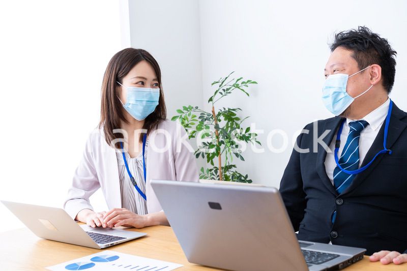 マスクをして商談をする営業マン