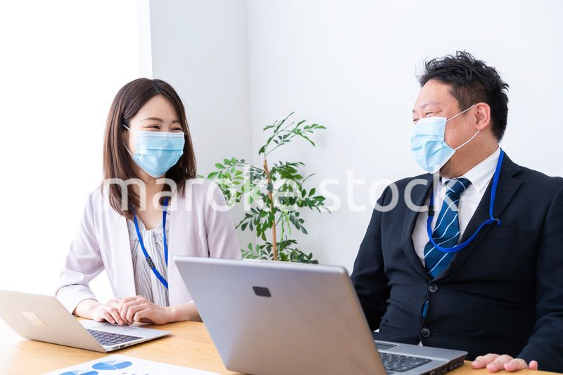 マスクをして商談をする営業マン