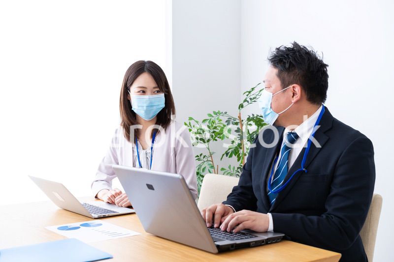 マスクをして商談をする営業マン