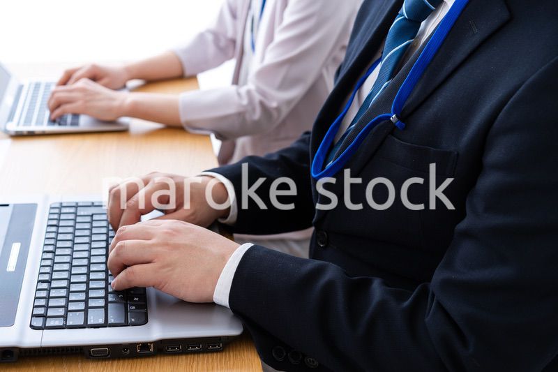 オフィスでデスクワークをする上司と部下