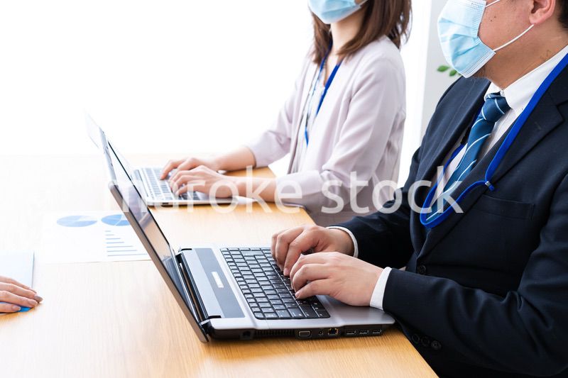 オフィスでデスクワークをする上司と部下