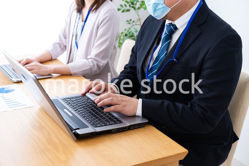 オフィスでデスクワークをする上司と部下