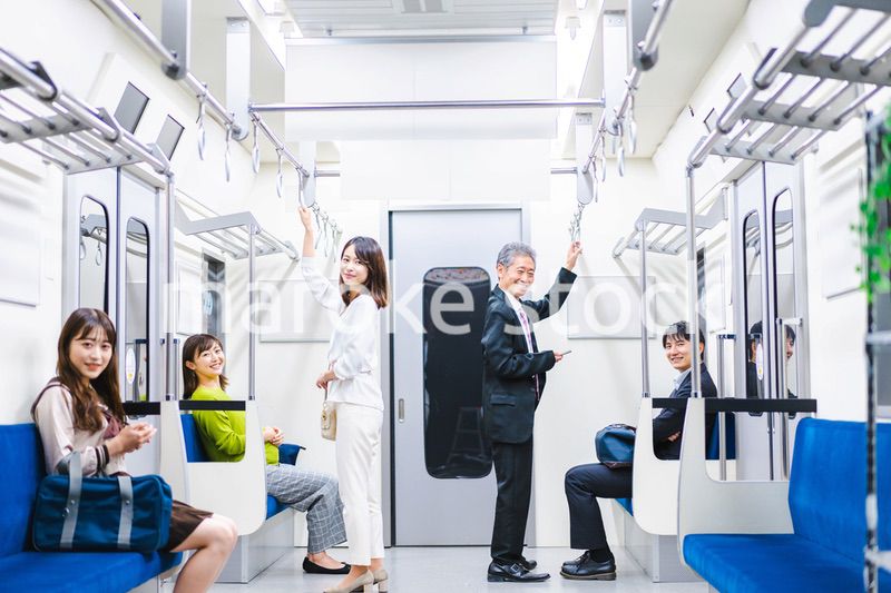 電車・地下鉄で移動する人々