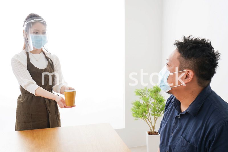 コロナウイルスの予防を徹底するカフェスタッフ