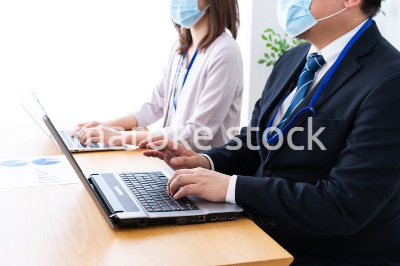 オフィスでデスクワークをする上司と部下