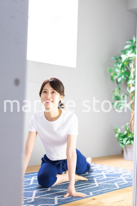 おうちでヨガをする若い女性