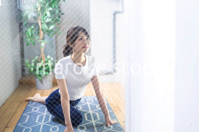 おうちでヨガをする若い女性