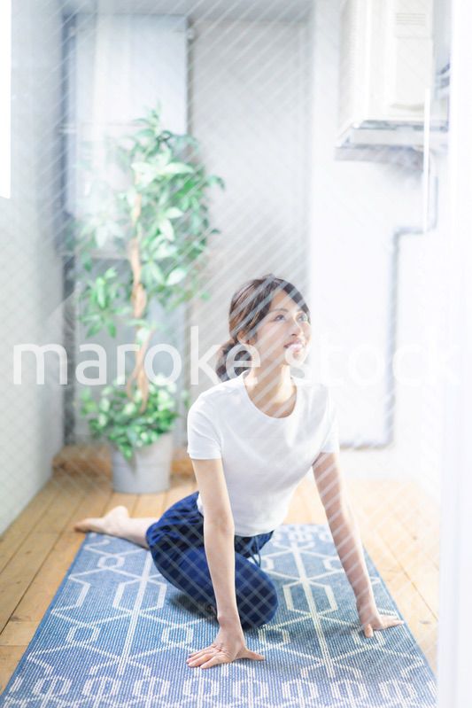 おうちでヨガをする若い女性
