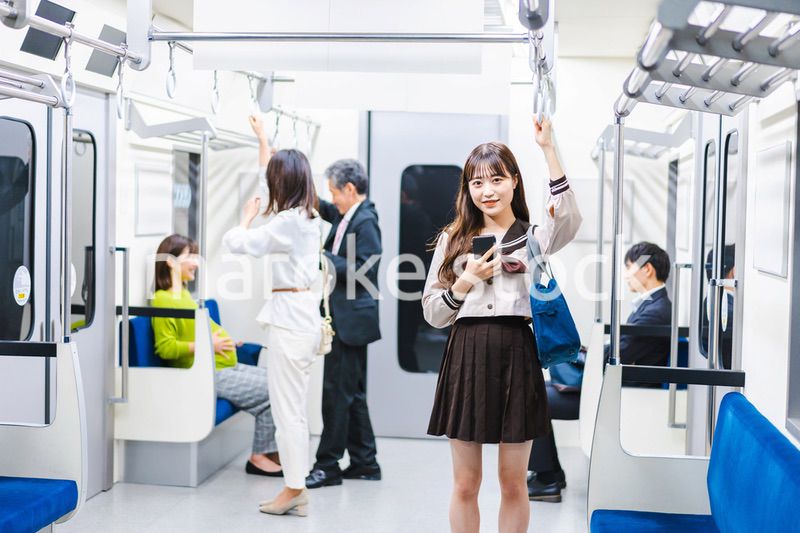 電車・地下鉄で移動する人々