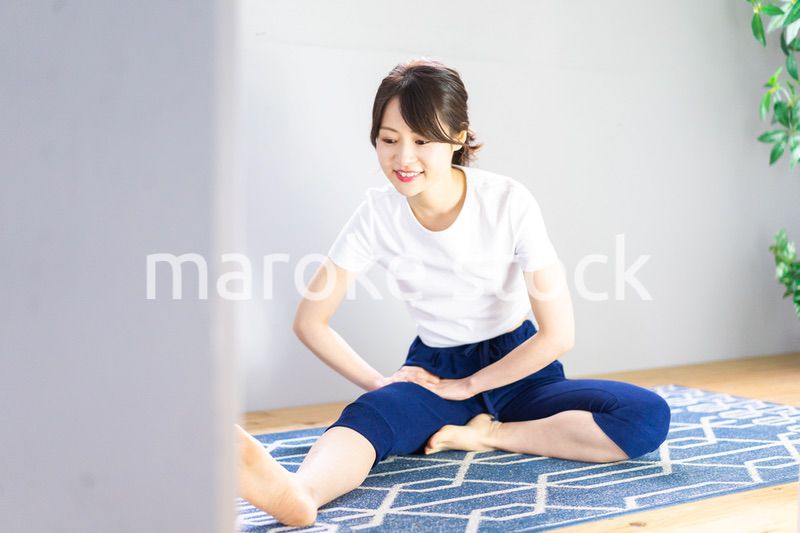 おうちでヨガをする若い女性