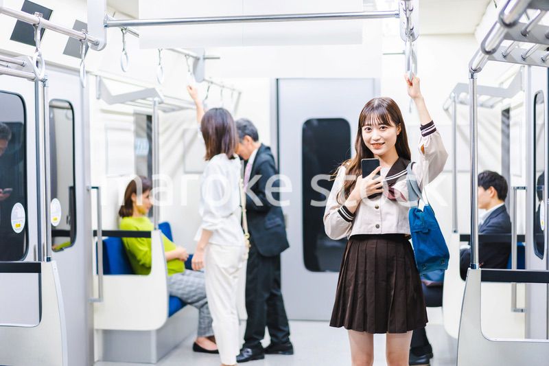 電車・地下鉄で移動する人々