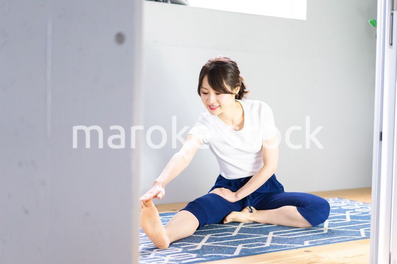 おうちでヨガをする若い女性
