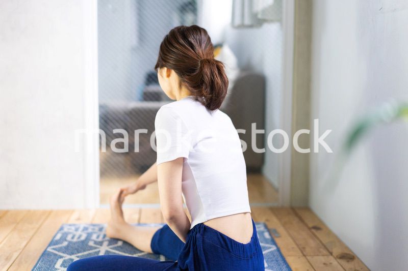 おうちでヨガをする若い女性