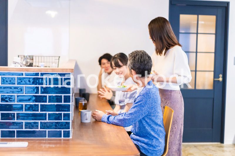 人気のカフェレストランでランチを食べる客