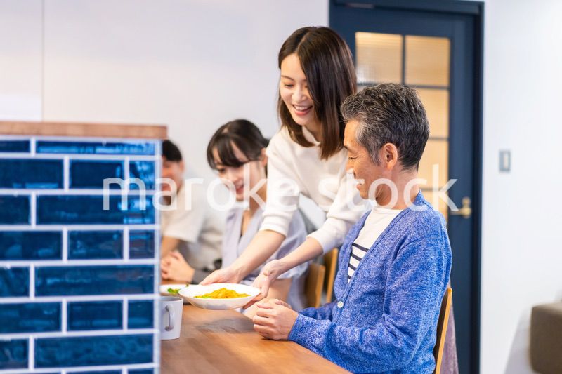 人気のカフェレストランでランチを食べる客