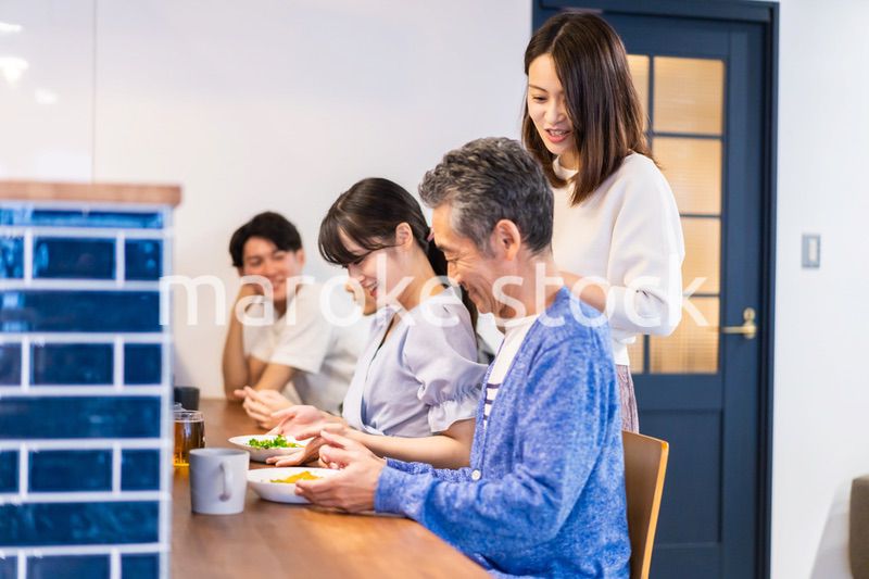 人気のカフェレストランでランチを食べる客