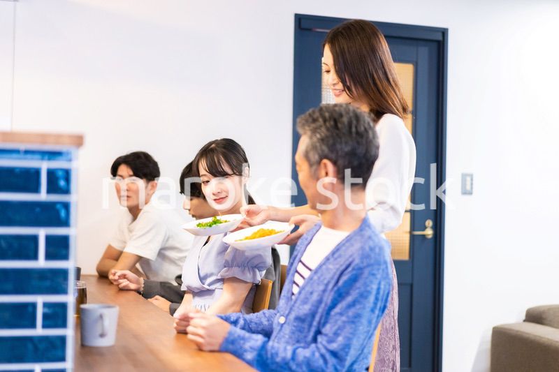 人気のカフェレストランでランチを食べる客