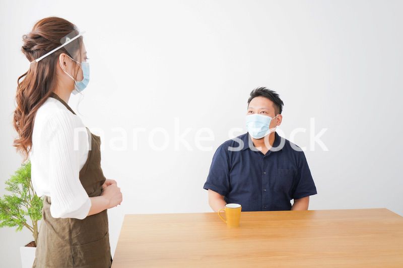 コロナウイルスの予防を徹底するカフェスタッフ