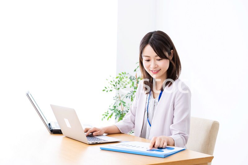 オフィスで事務作業をする若いビジネスウーマン