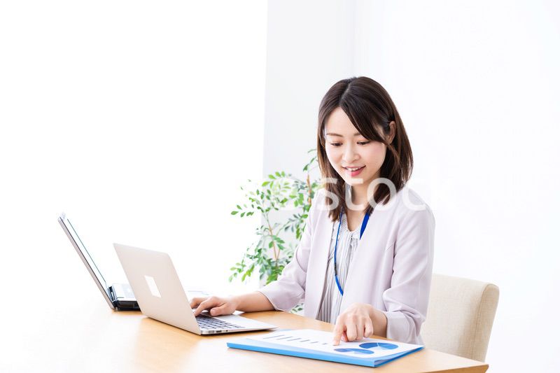 オフィスで事務作業をする若いビジネスウーマン