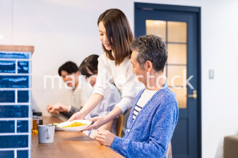 人気のカフェレストランでランチを食べる客