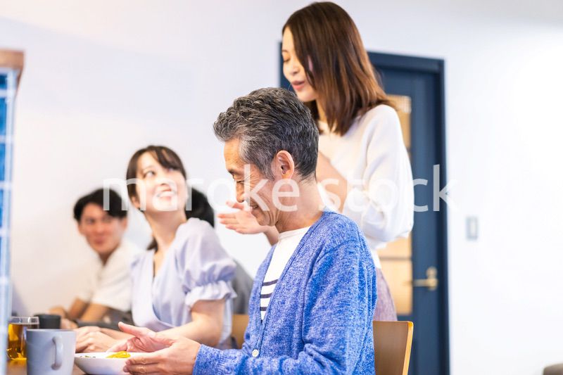 人気のカフェレストランでランチを食べる客