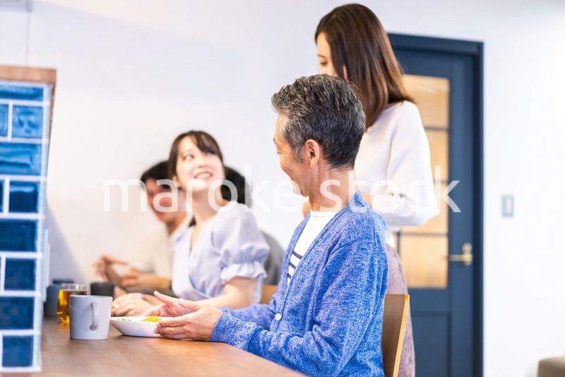 人気のカフェレストランでランチを食べる客