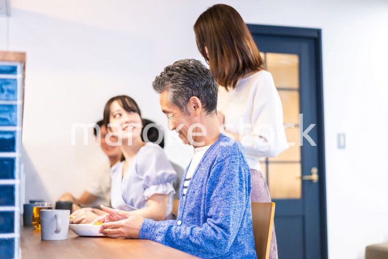 人気のカフェレストランでランチを食べる客