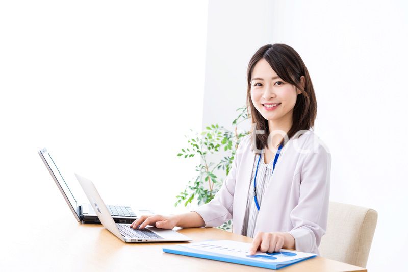 オフィスで事務作業をする若いビジネスウーマン