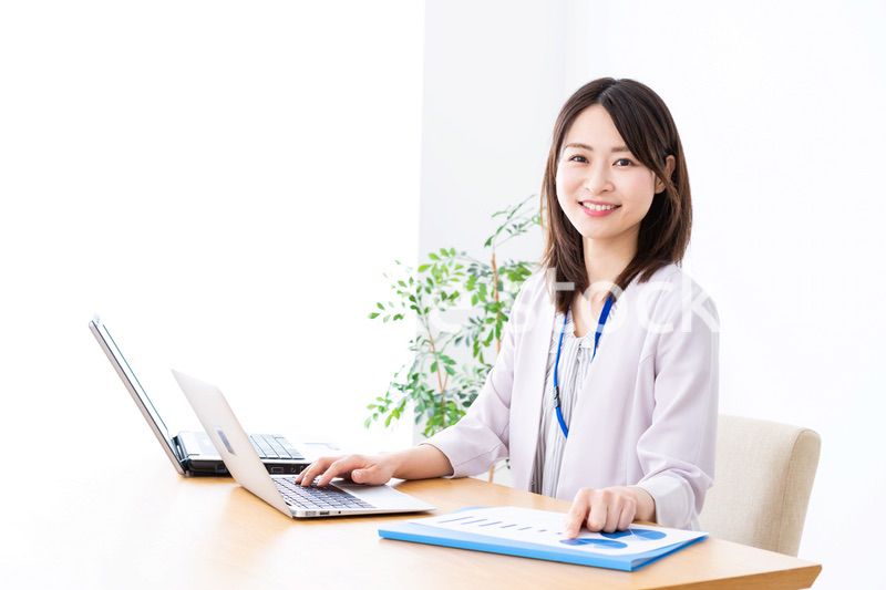 オフィスで事務作業をする若いビジネスウーマン