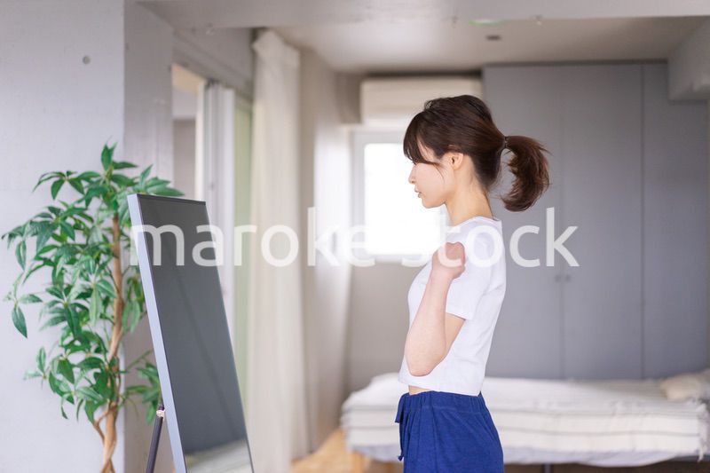 ダイエットをする若い女性